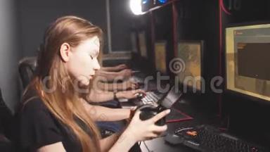 <strong>电</strong>子<strong>竞</strong>技游戏玩家在网络游戏比赛中玩<strong>电</strong>子游戏的女人。