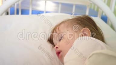 幼儿睡在医院病房的白色被褥上，用温度计测量体温.. 对儿童的治疗