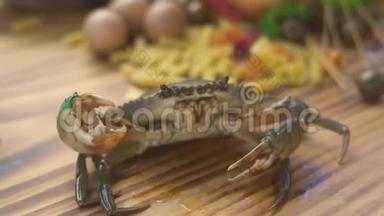 在海鲜餐厅的厨房餐桌上关闭活螃蟹。 地中海餐厅提供海蟹海鲜菜单。 新鲜