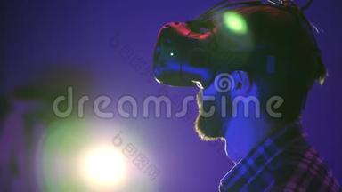 胡子男在vr俱乐部使用虚拟现实视频游戏的VR-耳机显示.. 他转过头看着周围，