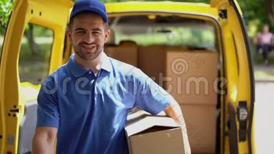 微笑快乐的<strong>快递</strong>员在敞开的货车门前送包裹，并显示OK<strong>标志</strong>