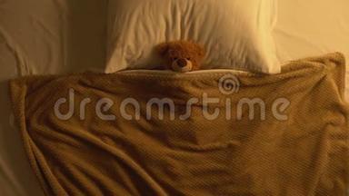 泰迪熊<strong>玩</strong>具躺在被毯子覆盖的床上，童年的回忆，<strong>纯</strong>真