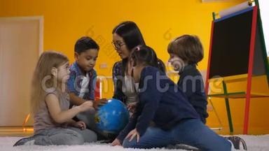老师和孩子们在幼儿园讨论地球