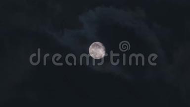 <strong>夜晚</strong>的满月伴随着云，时间。 云在<strong>夜晚</strong>经过月亮。