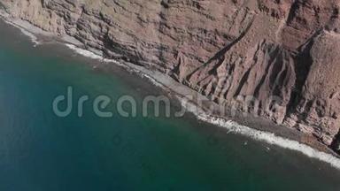 空中射击。<strong>海边</strong>，<strong>海边</strong>的悬崖。蓝色的水和红色的岩石。对角线平面图。加那利群岛，特内里费，洛杉机