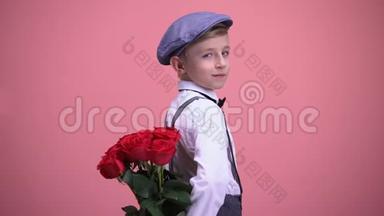 小绅士把玫瑰藏在背后对着镜头微笑着