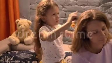 小女孩用梳子梳妈妈`头发，现代<strong>客厅背景</strong>，室内家庭观念