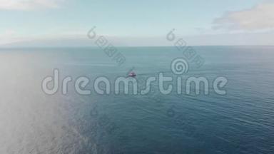 空中射击。海上孤独的帆船。孤独的概念。加那利群岛，特内里费
