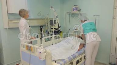 两名女护士探视病人并<strong>讨论</strong>他的<strong>病情</strong>。 4K