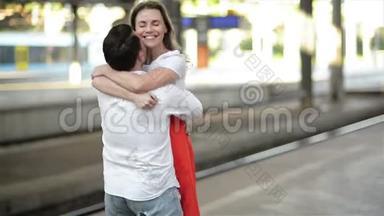 幸福情侣拥抱<strong>火车站</strong>站台。 在<strong>火车站</strong>告别，年轻女孩和男人在拥抱