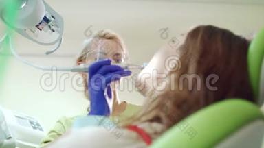 牙科诊所从事专业牙齿清洁的女牙医