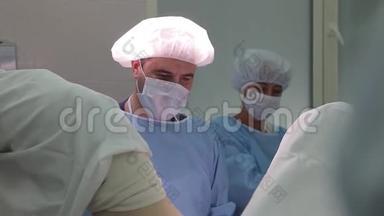 医院手术组使用手术器械进行<strong>妇科</strong>手术.. 4K