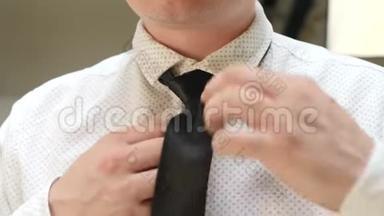 经理或商人穿着深蓝领带