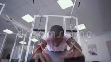 美国黑人男子在模拟器上做运动躺在治疗球上儿童物理治疗<strong>接待处</strong>