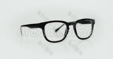 白色背景的黑色眼镜用于阅读日常生活