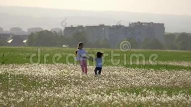 小女孩和她的妹妹牵着手在户外的蒲公英草地上盘旋，背景是城市建筑