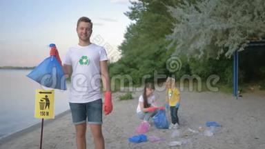 关爱自然生态，戴着橡胶手套、带垃圾袋的微笑志愿者画像，背景上的指针标志