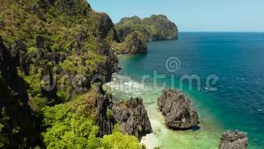 热带海水泻湖和海滩，菲律宾，厄尔尼诺。 热带岛屿，有岩石海岸和白色海滩。 游客