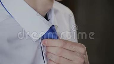 一个男人调整他的蓝色领带