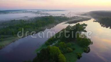 雾蒙蒙的早晨，越过河流的曲线。 自然景观