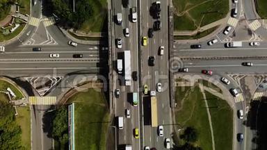公共汽车、汽车、卡车的城市交叉口的俯视图。 白天交通，大波利斯的十字路口。