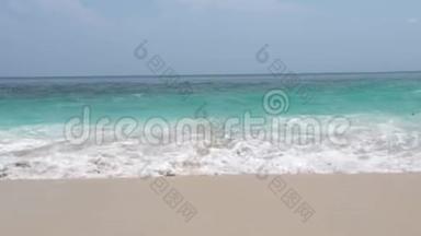 <strong>碧蓝</strong>的天际线景观上，沙滩上的海波绿松石水.. 海浪拍打着沙滩的地平线