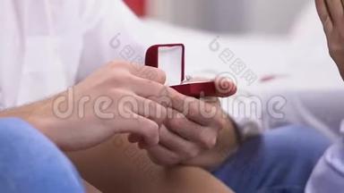 男人向<strong>女友</strong>求婚，手指上戴订婚戒指