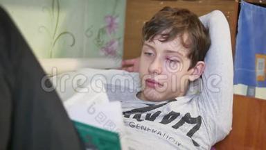 少年患结膜炎、眼睛发炎、脸大、看书躺在床上