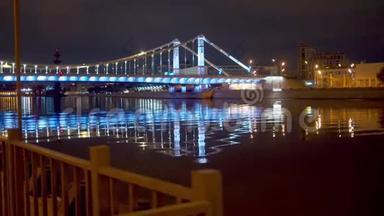 照亮了河上的桥