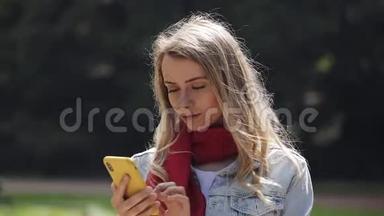 年轻美丽的<strong>女人</strong>在智能<strong>手机</strong>上使用应用程序的肖像，在<strong>手机</strong>上微笑和发短信。 穿红色衣服的<strong>女人</strong>