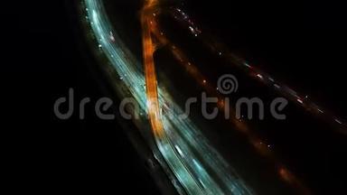 夜间延时鸟瞰繁忙的<strong>交通道路</strong>与城市天际线。 俯视图