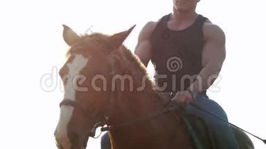 一个穿着黑色T恤和太阳镜在田野里骑马的野蛮人