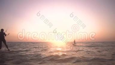 黎明时，一对风筝沿着波浪滑翔