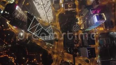 夜晚用现代建筑，高速公路路口和移动汽车俯瞰城市的空中景色.. 大城市夜生活。