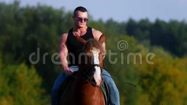 一个身材魁梧、身穿黑色t恤、戴墨镜的壮汉<strong>骑着马</strong>