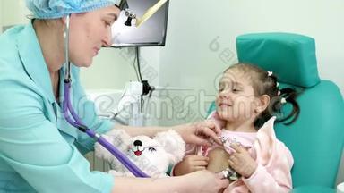 耳鼻喉科医生会诊，感冒，医疗程序，耳鼻喉科医生治疗婴儿，体检儿童，建议