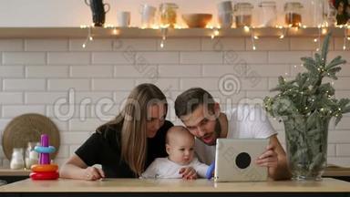 家庭、<strong>父母</strong>和人的概念-幸福的<strong>父母</strong>向婴儿展示平板电脑