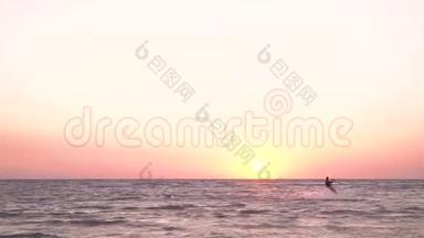 一个人在黎明的背景下漂浮在风筝上