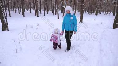 冬天，<strong>妈妈牵</strong>着小女儿<strong>的手</strong>在冰雪覆盖<strong>的</strong>公园里散步。圣诞节