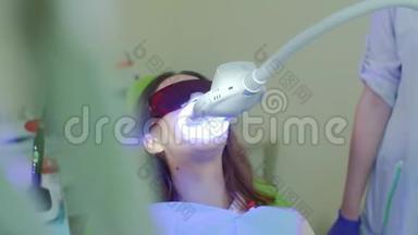 牙科办公室的牙齿美白程序。LED美白灯漂白牙齿