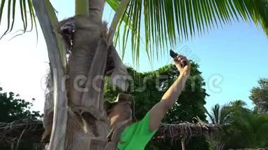 一个野人爬上树，试图用手机连接。<strong>事</strong>故沉船缺乏<strong>文明</strong>