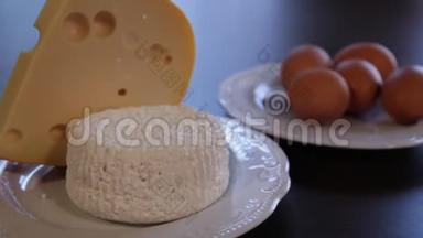 高蛋白食物。 奶酪和鸡蛋在单独的盘子里。 照相机放大了它