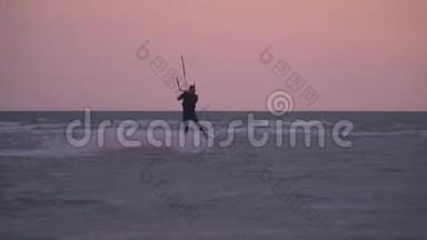 日落时分，一个男人迅速滑过风筝，滑到空中