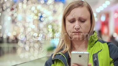 <strong>女人</strong>看了一条智能手机短信，心烦意乱，<strong>郁闷</strong>。她站在一个商场里，一个灯泡不对焦。圣诞节