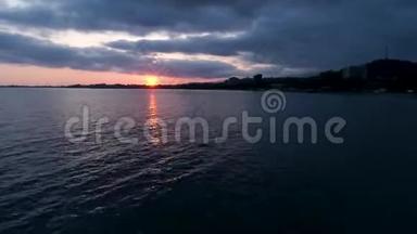 夕阳西下，海滨城市景观夕阳西下。 苏呼米，阿布哈兹。