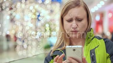 <strong>女人</strong>看了一条智能手机短信，心烦意乱，<strong>郁闷</strong>。她站在一个商场里，一个灯泡不对焦。圣诞节