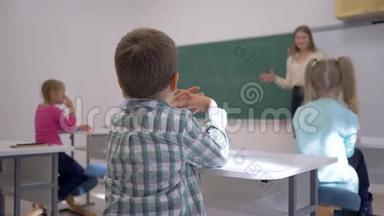 儿童教学，学生上课听教育者在黑板上集中在学校的课堂上
