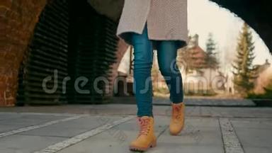 秋天或春天，穿着黄色靴子的女足在城堡公园里<strong>前行</strong>