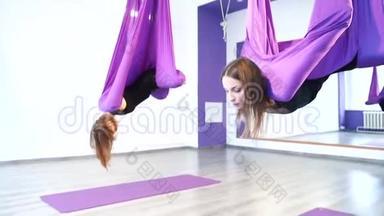 空中<strong>瑜伽</strong>课。年轻<strong>女子</strong>在吊床上练习<strong>瑜伽</strong>。