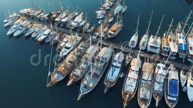 在平静的水中，豪华游艇和停泊在港口的船只的<strong>俯视</strong>图。 空中<strong>镜头</strong>